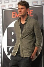 Jeremy_Irvine_2011.jpg